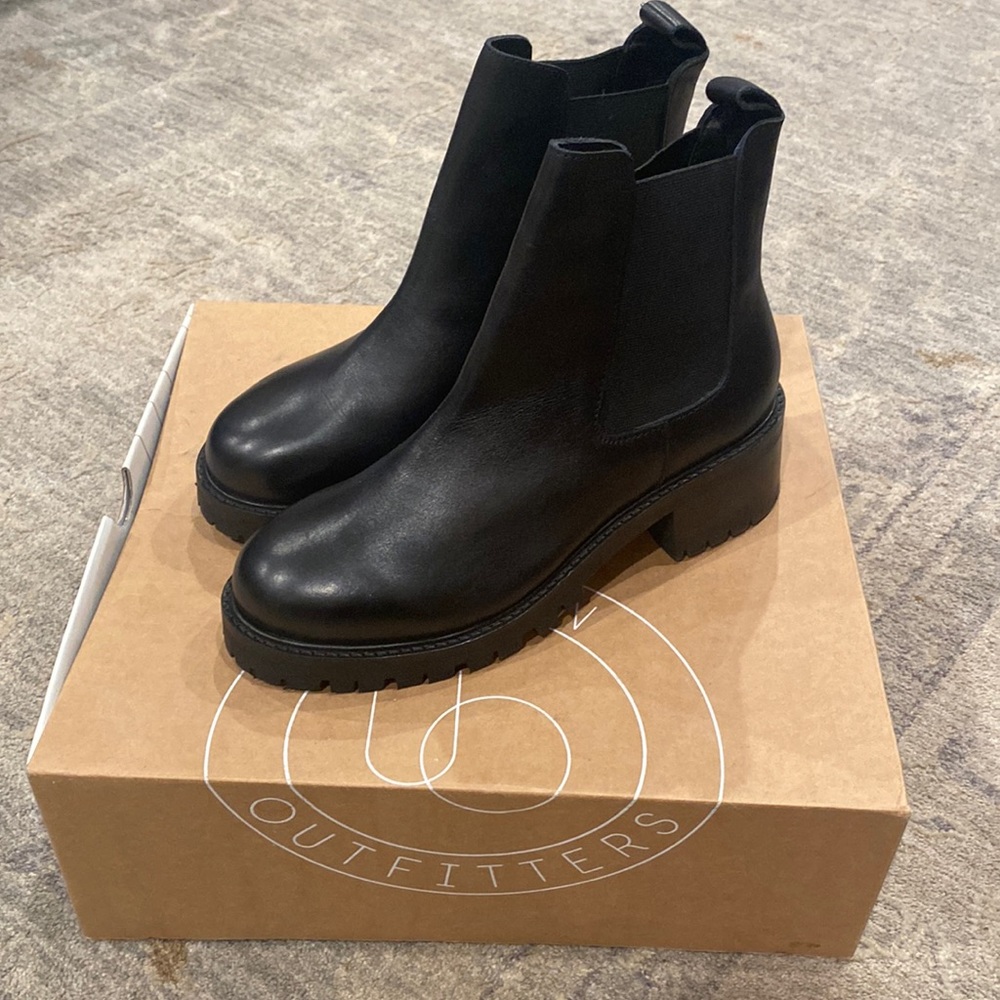 NWT Urban Outfitters Chelsea Boot